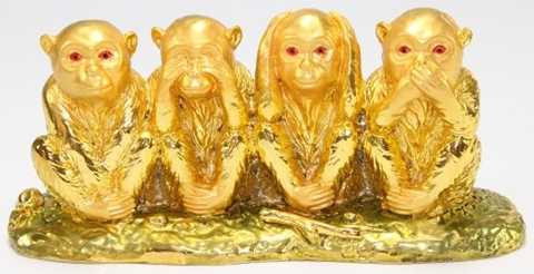 Nói về tượng Khỉ vàng, người ta có thể lựa chọn nhiều kiểu dáng khác nhau. Một kiểu dáng phổ biến nữa là Tượng 4 chú khỉ trong đó có chứa Bộ ba Tam Không: không nghe, không thấy, không nói - mang ý nghĩa nói lên sự khôn ngoan của người biết giữ lễ.