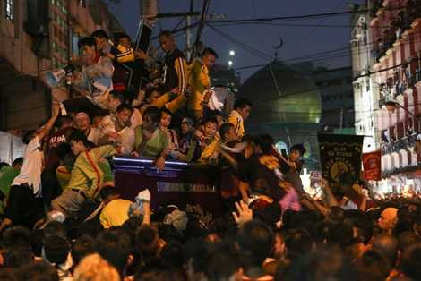 Người tham gia lễ hội tụ tập từ sáng sớm Người tham gia lễ hội tụ tập từ sáng sớm