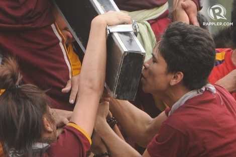 Những người may mắn chạm vào được bức tượng Black Nazarene Những người may mắn chạm vào được bức tượng Black Nazarene