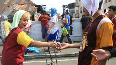 Người tham gia được chia kẹo Người tham gia được chia kẹo