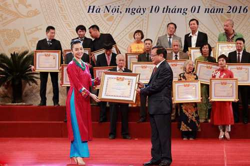 Bố con Tự Long cùng nhận danh hiệu NSƯT và NSND