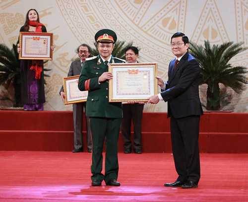 Bố con Tự Long cùng nhận danh hiệu NSƯT và NSND