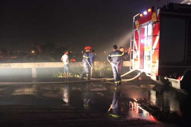 Lực lượng PCCC đã khẩn trương cứu hộ để lửa không lan sang khu dân cư