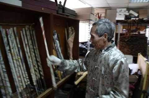 Mỗi thanh kiếm của Chen có giá trị hàng chục ngàn đô-la, nhưng không phải ai cũng dễ dàng mua được. Mỗi thanh kiếm của Chen có giá trị hàng chục ngàn đô-la, nhưng không phải ai cũng dễ dàng mua được.