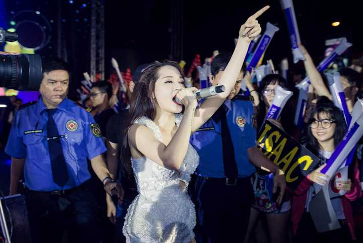 Sau khi rũ bỏ hình ảnh công chúa, Bảo Anh ngày càng sexy và mạnh dạn phô diễn đường cong trên sân khấu. Cô khiến khán giả ở dưới nhiệt tình cô vũ cùng các ca khúc đậm chất EDM như Anh muốn em sống sao phiên bản remix, Lần đầu... Không chỉ diễn sung trên sân khấu, Bảo Anh còn chạy xuống giao lưu cùng khán giả và mượn ghế của fan để đứng lên hát.