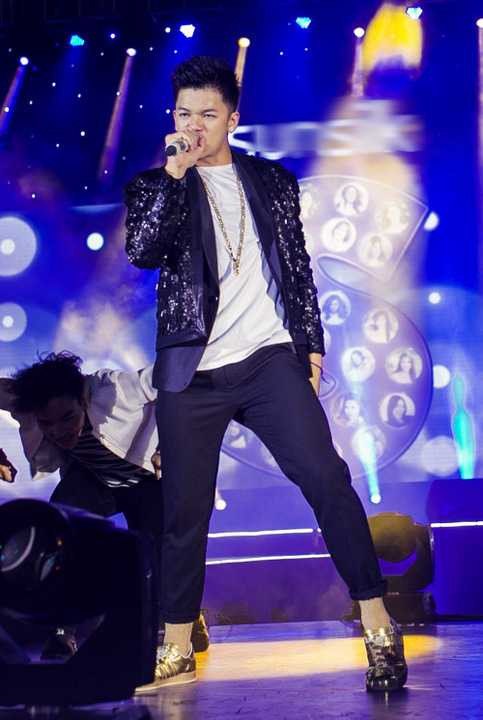 Ngoài những giọng ca nữ, Trọng Hiếu Idol và nhóm 365 cũng làm không khí đêm nhạc nóng hơn với những màn biểu diễn lôi cuốn. Thậm chí, vì diễn quá sung nên Trọng Hiếu và Isaac đã không ngại cởi áo quăng xuống hàng ghế khán giả, khiến mọi người càng hò reo nhiệt tình.