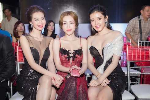 Elly Trần vô cùng sexy trong chiếc đầm xẻ, khoe dáng chuẩn sau sinh.