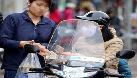 Nhiều trường hợp bị thôi miên khi được nhờ đổi tiền lẻ trên đường (ảnh chỉ mang tính minh họa). Ảnh: Như Ý.