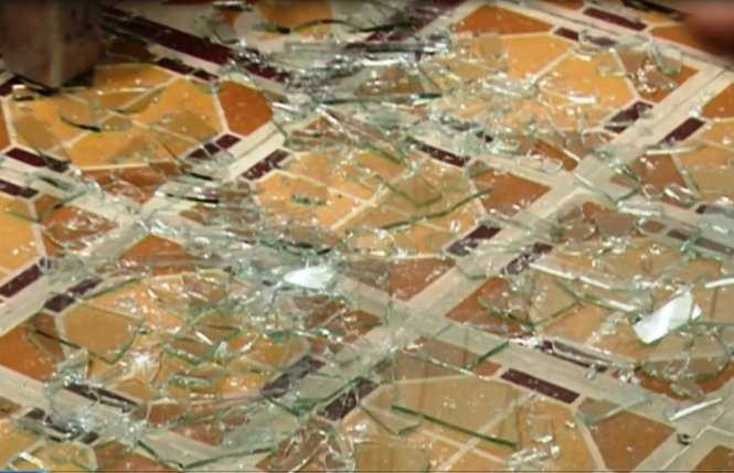 Tại hiện trường nhiều mảnh kính cửa sổ vở tung