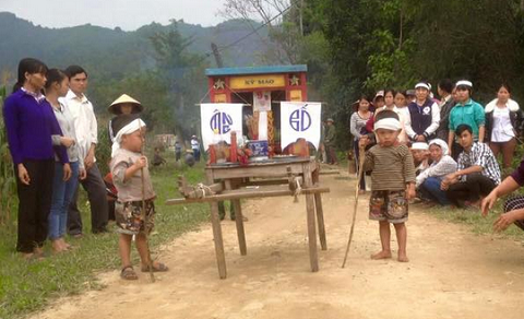 Tấm ảnh 2 người con sinh đôi, 3 tuổi chống gậy tiễn mẹ ra nghĩa trang lan truyền trên mạng