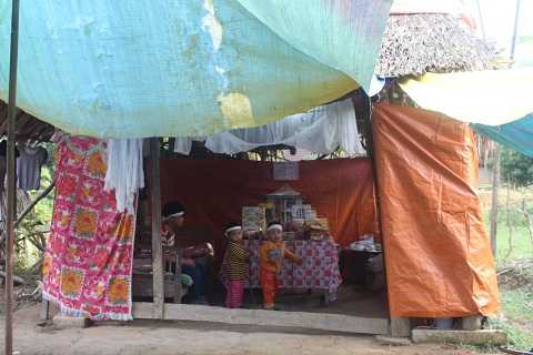 Túp lều tranh nơi mẹ con Anh sinh sống, chiếc bàn thờ đã chiếm dường như hết không gian