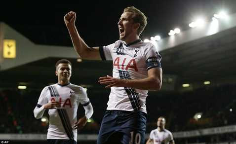 Harry Kane vừa lập công giúp Tottenham cầm hòa Leicesster City 2-2