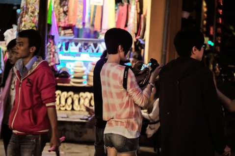 Xa Thi Mạn mang theo máy chụp hình cá nhân, cô chăm chú ghi lại những hình ảnh Hội An bằng máy ảnh, cô cũng chụp ảnh cho bạn cùng đoàn bằng điện thoại.