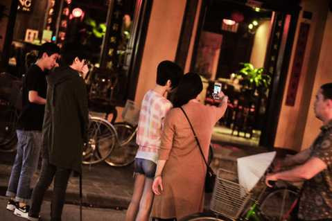 Lý Nhã Kỳ cũng nhí nhảnh tạo dáng bên những quán hàng ven đường của Hội An. 