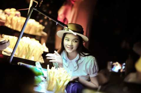 Có vẻ chuyến ghé thăm Việt Nam lần này của Xa Thi Mạn khá bí mật nên báo chí hầu như không có thông tin về sự xuất hiện của cô. 