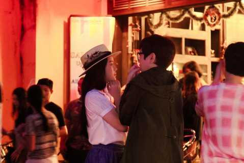 Có vẻ chuyến ghé thăm Việt Nam lần này của Xa Thi Mạn khá bí mật nên báo chí hầu như không có thông tin về sự xuất hiện của cô. 