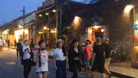 Có vẻ chuyến ghé thăm Việt Nam lần này của Xa Thi Mạn khá bí mật nên báo chí hầu như không có thông tin về sự xuất hiện của cô. 