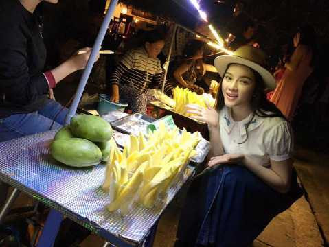 Có vẻ chuyến ghé thăm Việt Nam lần này của Xa Thi Mạn khá bí mật nên báo chí hầu như không có thông tin về sự xuất hiện của cô. 