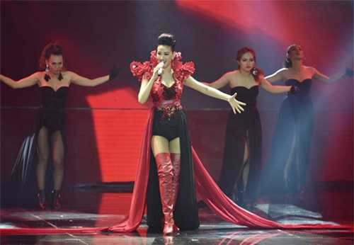 Maya lại bị tố đạo nhái đồ diễn của Hà Hồ