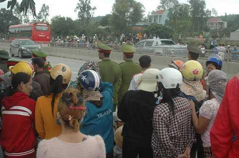 Rất đông người dân hiếu kỳ tập trung gần hiện trường, lực lượng cảnh sát huy động để bảo vệ Rất đông người dân hiếu kỳ tập trung gần hiện trường, lực lượng cảnh sát huy động để bảo vệ