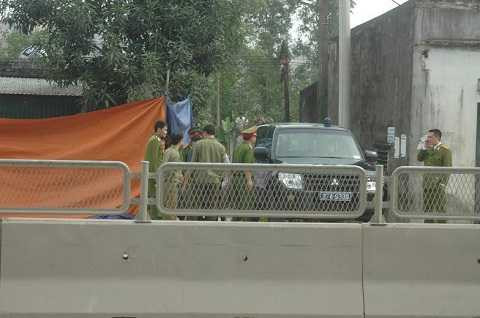 Bạt bao quanh ngôi nhà nạn nhân, đảm bảo thực nghiệm hiện trường kín Bạt bao quanh ngôi nhà nạn nhân, đảm bảo thực nghiệm hiện trường kín