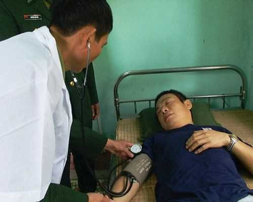 Từ Tự Lập được quân y BCH Biên Phòng chăm sóc y tế