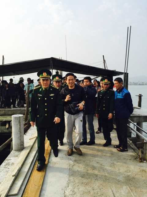 Bộ đội biên phòng cấp quần áo và đồ dùng cá nhân mới cho anh Từ Tự Lập trong thời gian chờ bàn giao cho phía Trung Quốc