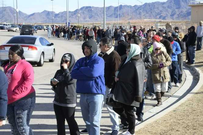 Người dân thành phố San Bernardino ở California xếp hàng chờ mua xổ số Powerball tại một cửa hàng địa phương - Ảnh: Reuters