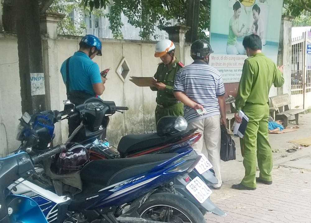 Công an đang khám nghiệm hiện trường vụ việc. Ảnh: Việt Tường.