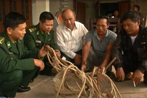 Chiếc mỏ neo của tàu cá Trung Quốc được cho là đã làm đứt lưới của ngư dân Quảng Trị. Ảnh: Hoàng Táo