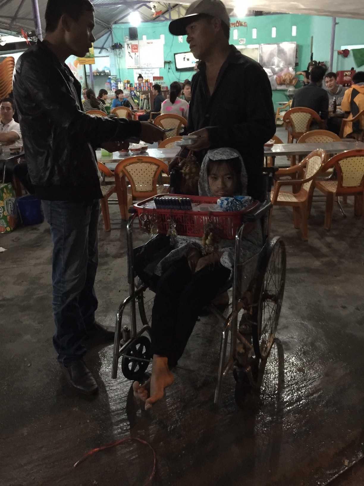 Tự nhận là cha của đứa bé, người đàn ông đẩy xe lăn đến khắp các quán nhậu ở thành phố Huế kể lể xin bố thí của người đời.