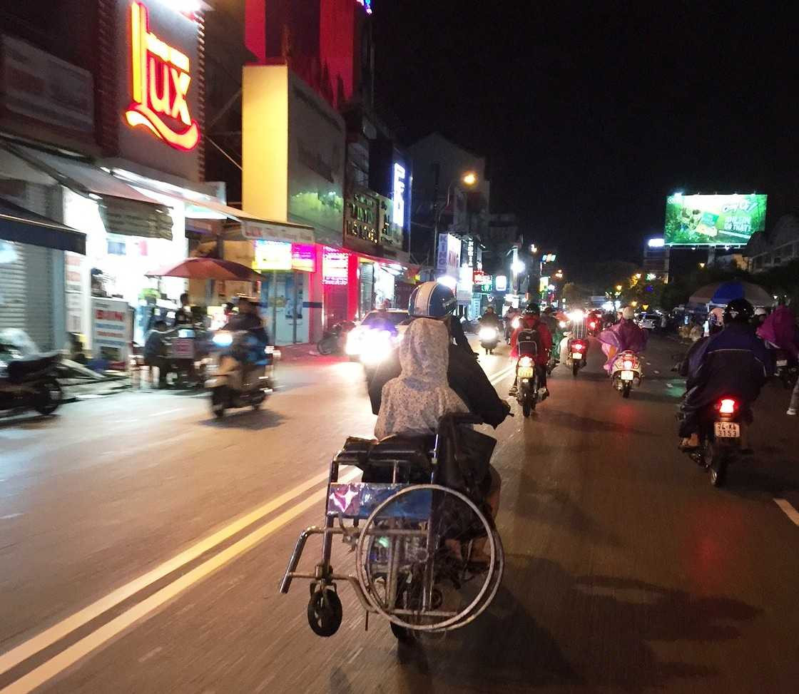 Lúc lên xe đứa bé từ trẻ khuyết tật ngồi xe lăn biến thành khỏe mạnh khi lên xe, ngồi xe không cần ai giúp đỡ.