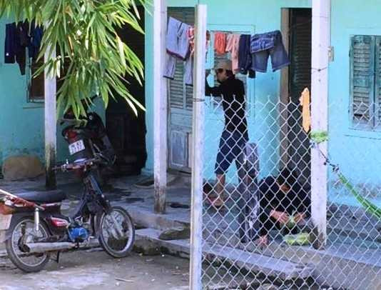 Hai nam thanh niên trong nhóm chăn dắt người khuyết tật ở số 30 đường Nguyễn Hữu Cảnh, thành phố Huế.