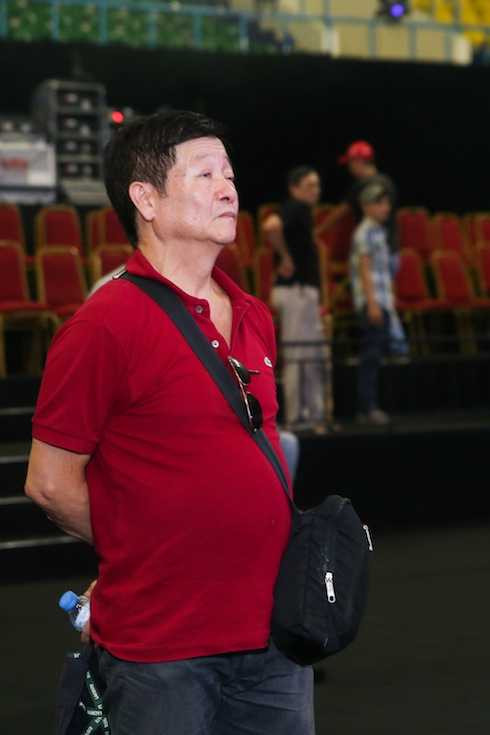 Bố Trọng Hiếu đứng một góc lặng nhìn con luyện tập, biểu diễn gần 1 tiếng đồng hồ. 