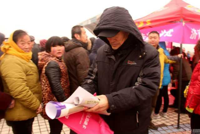 Người dân Sơn Đông chờ hàng giờ chỉ để nhận tờ lịch có giá trị chưa đến 20 tệ