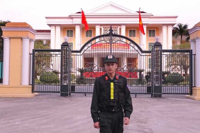 Lực lượng CSCĐ bảo vệ trước trụ sở Ban Chấp hành Trung ương Đảng (Số 1A Hùng Vương, Hà Nội) chiều 11/1