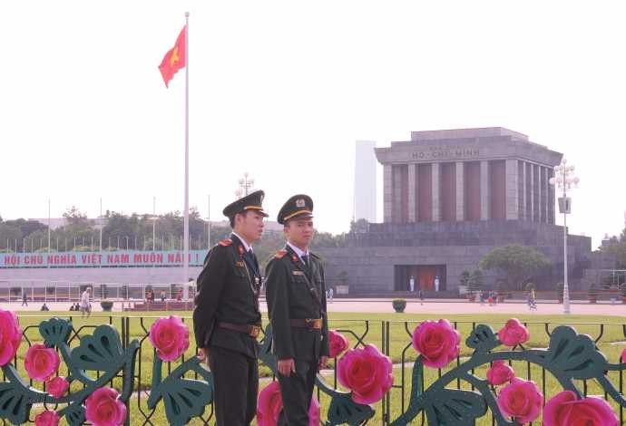 Khu vực Lăng Bác luôn có mặt các chiến sỹ an ninh Bộ tư lệnh cảnh vệ Lăng