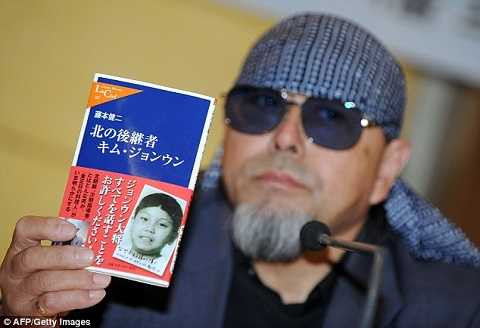 Fujimoto khoe cuốn sách có hình Kim Jong un trong một buổi họp báo ở Seoul Fujimoto khoe cuốn sách có hình Kim Jong un trong một buổi họp báo ở Seoul