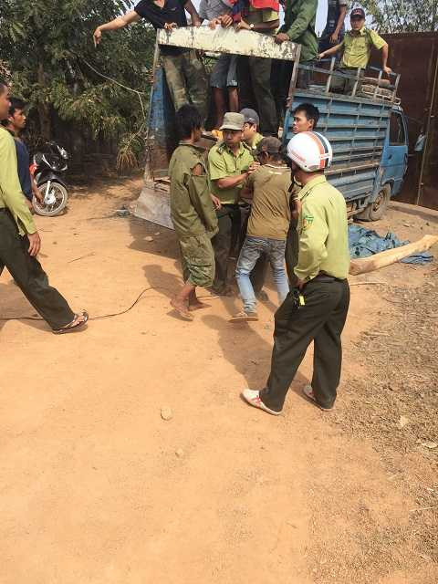 Các nam thanh niên tranh chấp gỗ khi lực lượng làm nhiệm vụ