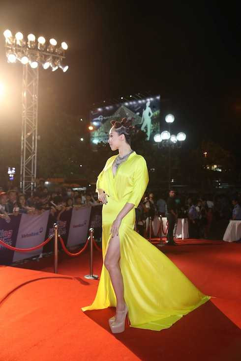 Tóc Tiên diện đầm vàng nổi bật, xẻ cao khoe chân dài gợi cảm.