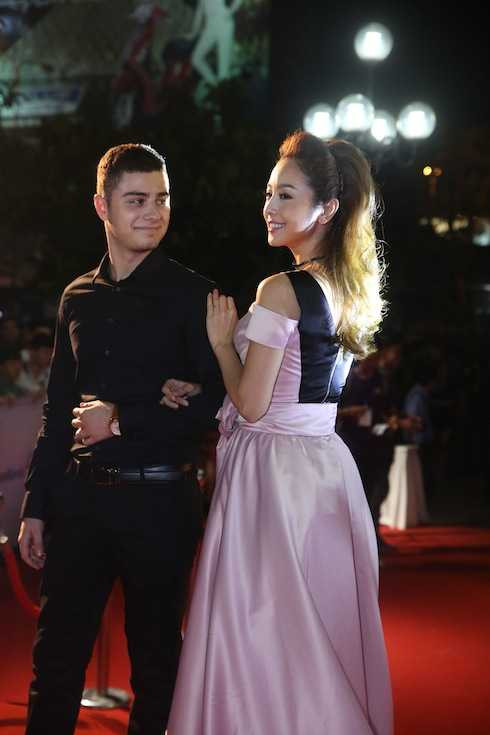 Jennifer Phạm và bạn nhảy.