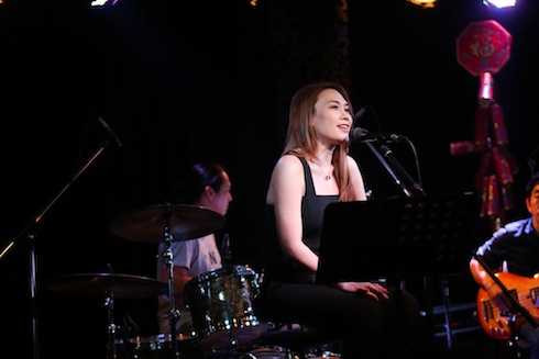 Mỹ Tâm diện đầm hai dây sexy đi tập nhạc.