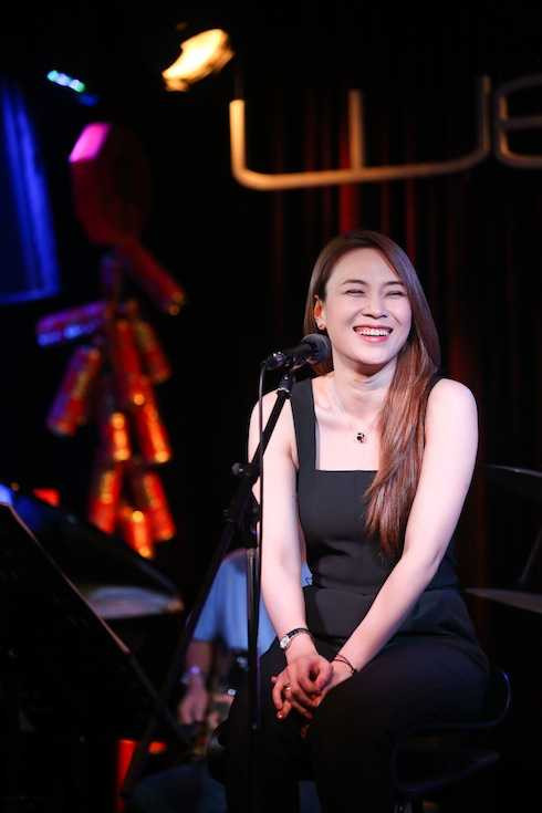 Mỹ Tâm thi thoảng pha trò để không khí tập luyện bớt căng thẳng.