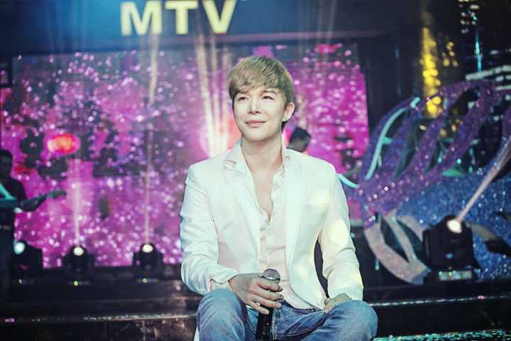 Vừa qua, nam ca sĩ xuất hiện bảnh bao, phong độ trong vòng vây người hâm mộ tại một phòng trà lớn ở Tp HCM. 