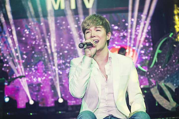 Mặc dù khá mệt mỏi vì làm việc quá sức thời gian vừa qua, nam ca sĩ điển trai vẫn vui vẻ, thân thiện khi gặp gỡ fans của mình. Nathan Lee không làm khán giả hâm mộ thất vọng khi anh thể hiện tuyệt vời gần 20 ca khúc bằng cả 3 ngôn ngữ Anh, Pháp, Việt. 