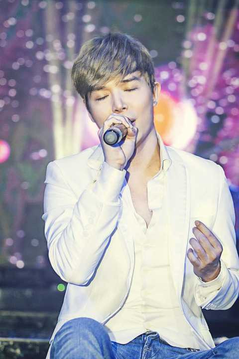 Nathan Lee biến hoá ngoạn mục với nhiều dòng nhạc khác nhau, từ những bản tình ca quốc tế bất hủ cho tới những bản bolero ngọt ngào, day dứt trước khi làm cho sân khấu nổ tung với những bản hit dance do chính anh sáng tác như Xinh, Say, MDD... 