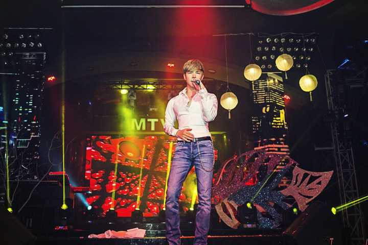 Với giọng hát đẹp, đầy nội lực cùng phong cách máu lửa, Nathan Lee đã cống hiến cho khán giả một đêm nhạc thật sự đã tai, đã mắt. 