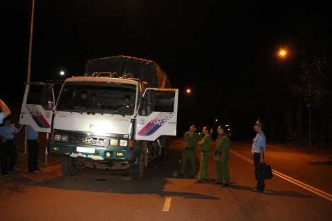 Lực lượng đã mở khóa mời tài xế xuống kiểm tra Lực lượng đã mở khóa mời tài xế xuống kiểm tra