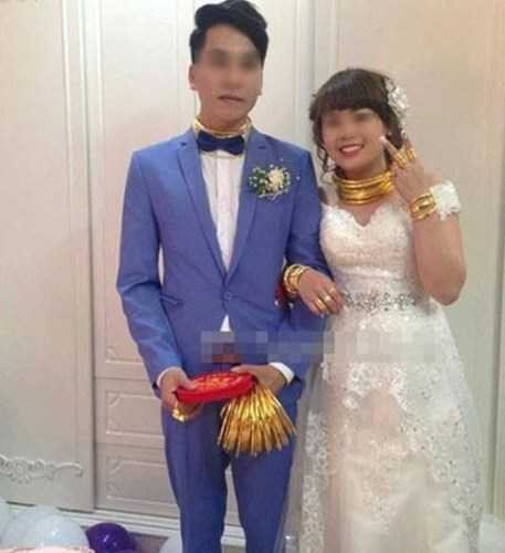 Cô dâu chú rể đeo không hết vàng phải cầm ở tay