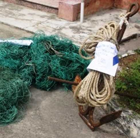 Chiếc mỏ neo được cho là của tàu Trung Quốc dùng để pha ngư lưới cụ của ngư dân Quảng Trị.